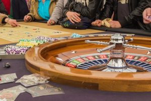 Blick auf einen Roulette-Tisch im Casino